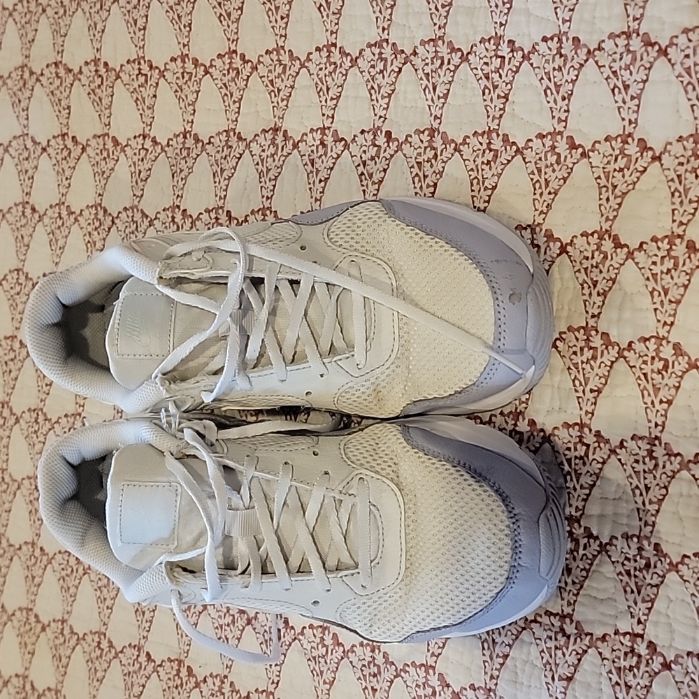 Nike women's Air max tennis shoes 8.5